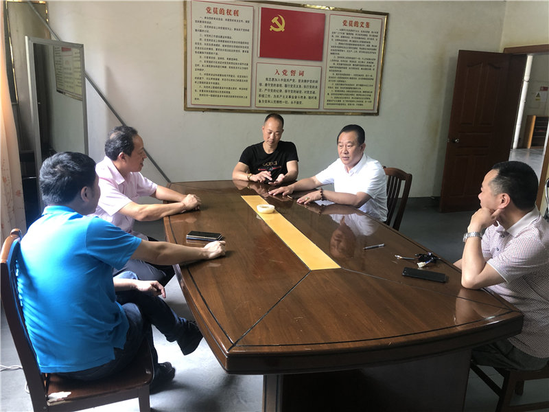 縣企聯(lián)會(huì)常務(wù)副會(huì)長、秘書長、松源商會(huì)會(huì)長李易順帶隊(duì)走訪企業(yè)