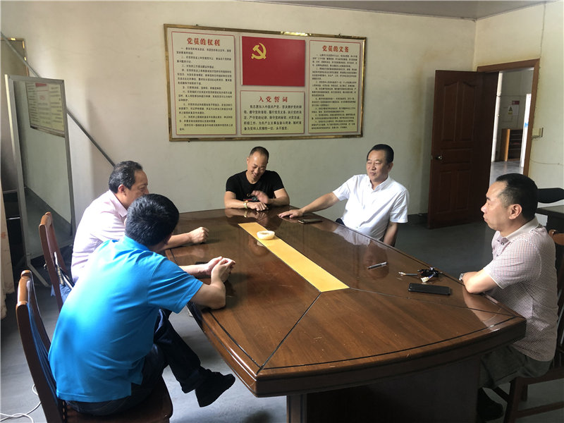 縣企聯(lián)會(huì)常務(wù)副會(huì)長、秘書長、松源商會(huì)會(huì)長李易順帶隊(duì)走訪企業(yè)