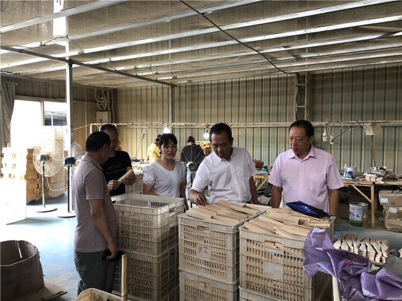 縣企聯(lián)會(huì)常務(wù)副會(huì)長、秘書長、松源商會(huì)會(huì)長李易順帶隊(duì)走訪企業(yè)