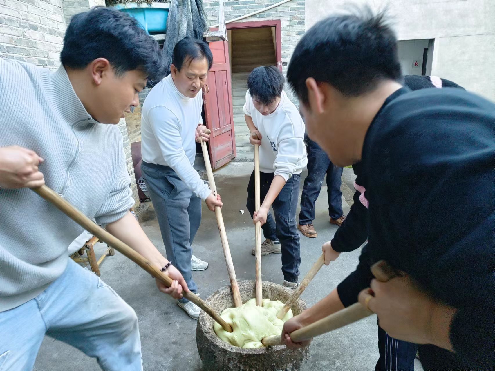 易順建工集團(tuán)：體驗(yàn)黃粿制作，傳承傳統(tǒng)文化