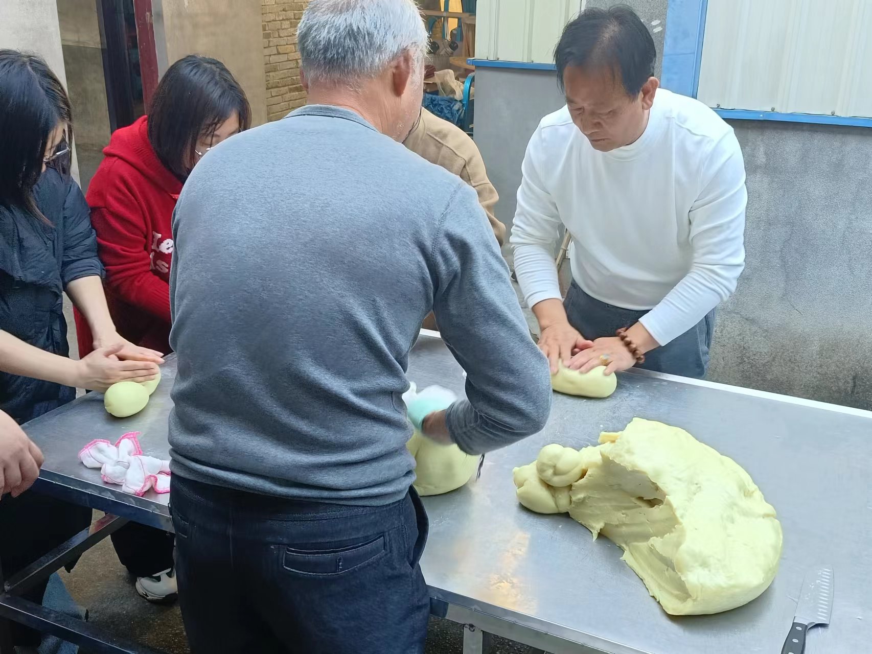 易順建工集團(tuán)：體驗(yàn)黃粿制作，傳承傳統(tǒng)文化