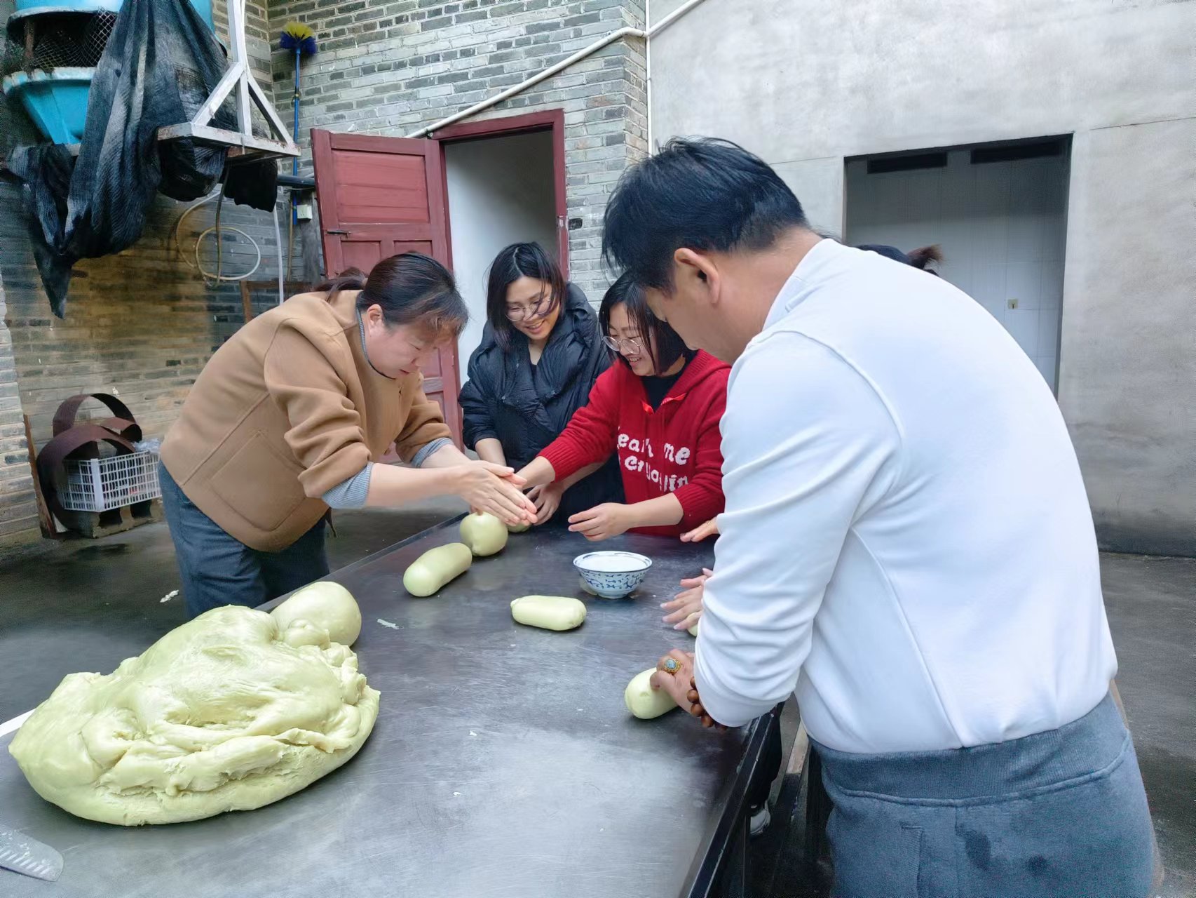 易順建工集團(tuán)：體驗(yàn)黃粿制作，傳承傳統(tǒng)文化